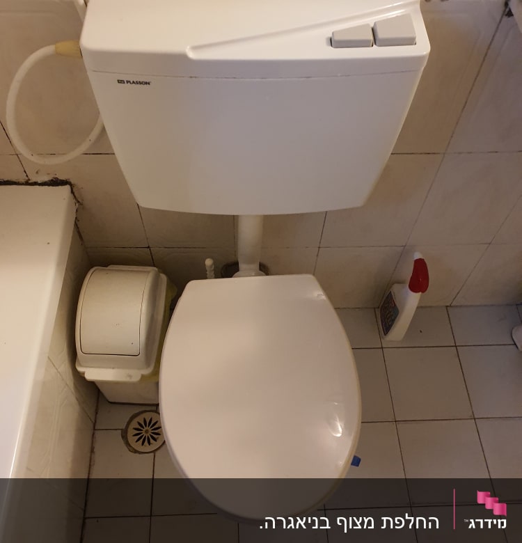 אסלה עם מיכל הדחה, צינור מים וניקוז